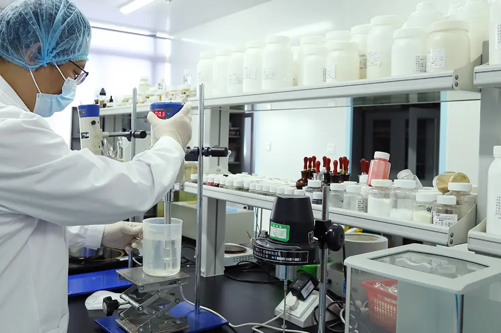 Equipo de I+D en laboratorio para fórmulación cosmética personalizada